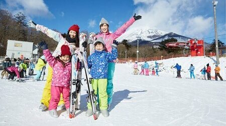 Du khách trải nghiệm trượt tuyết tại khu trượt tuyết Fujiten