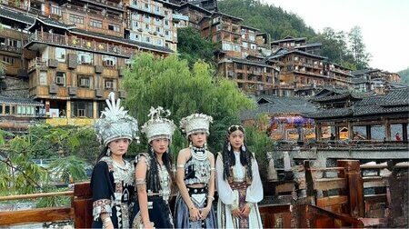 Du khách check-in tại Tây Giang Thiên Hộ Miêu Trại