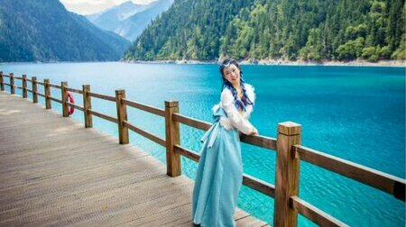 Du khách thả dáng tại Cửu Trại Câu