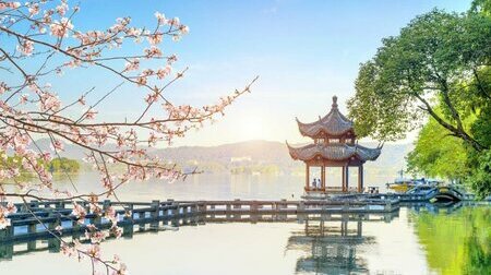 Ngắm viên ngọc xanh giữa lòng thành phố Tây Hồ