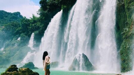 Trải nghiệm check in độc đáo với thác nước bản Giốc với dòng nước trắng xóa