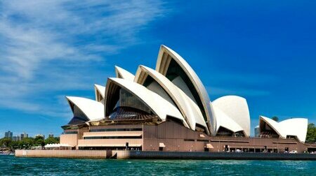 Biểu tượng kiến trúc nổi tiếng của Sydney với những mái vòm trắng tựa cánh buồm vươn ra vịnh.