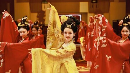 Những vũ công uyển chuyển tái hiện vẻ đẹp huyền ảo và câu chuyện ngàn năm trên sân khấu.