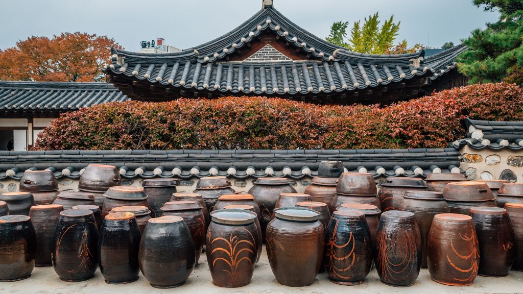 Du khách tìm hiểu văn hoá Hàn Quốc tại làng cổ Namsan