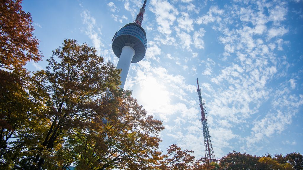 Tháp Namsan mua fthu lá đỏ