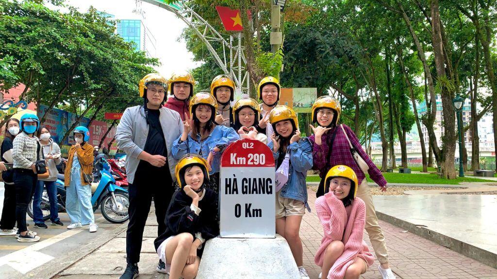 Chụp hình kỷ niệm tại Km0 của Hà Giang
