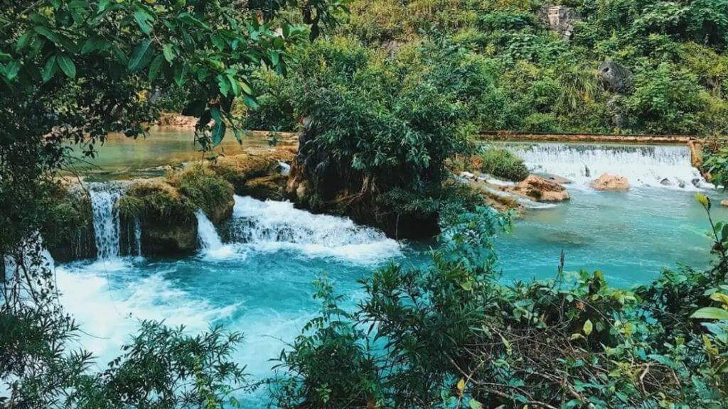 Thăm quan Khu di tích Pắc Bó
