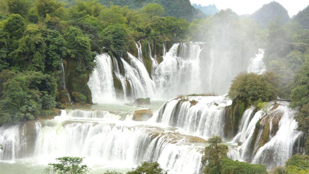 Ngắm nhìn Thác Bản Giốc hùng vĩ