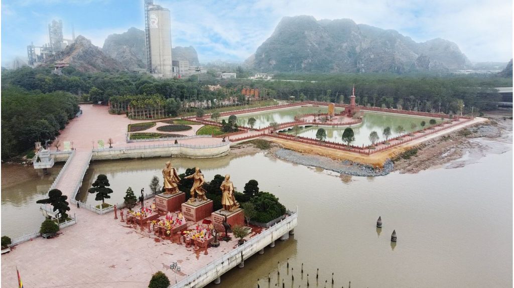 Đoàn tham quan Khu di tích Bạch Đằng Giang bên bờ sông Bạch Đằng lịch sử