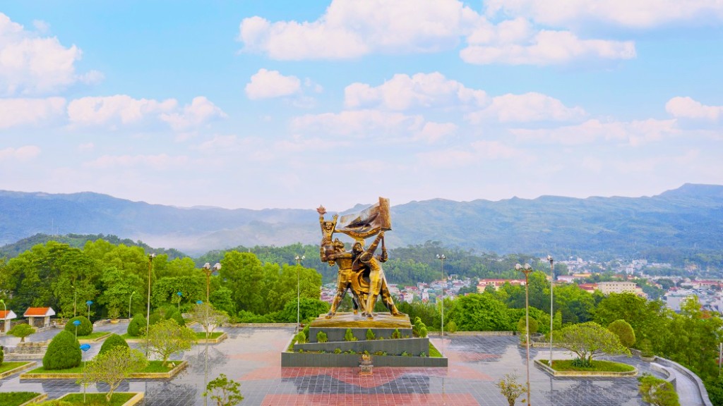 Tượng đài chiến thắng Điện Biên Phủ di tích hào hùng nơi cực Tây Tổ quốc