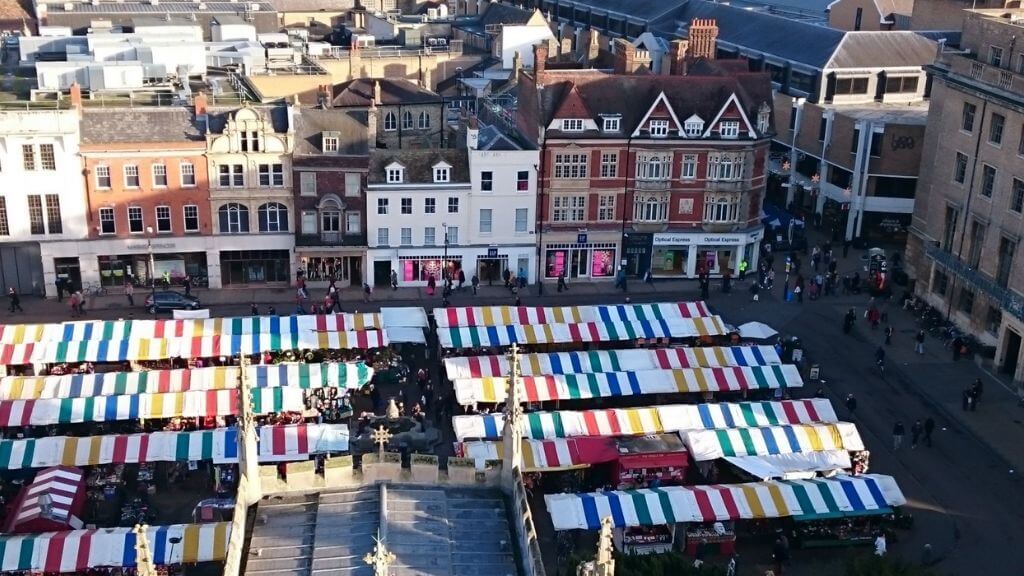 Market Square – khu chợ ven biển sôi động, nơi cảm nhận nhịp sống địa phương Helsinki