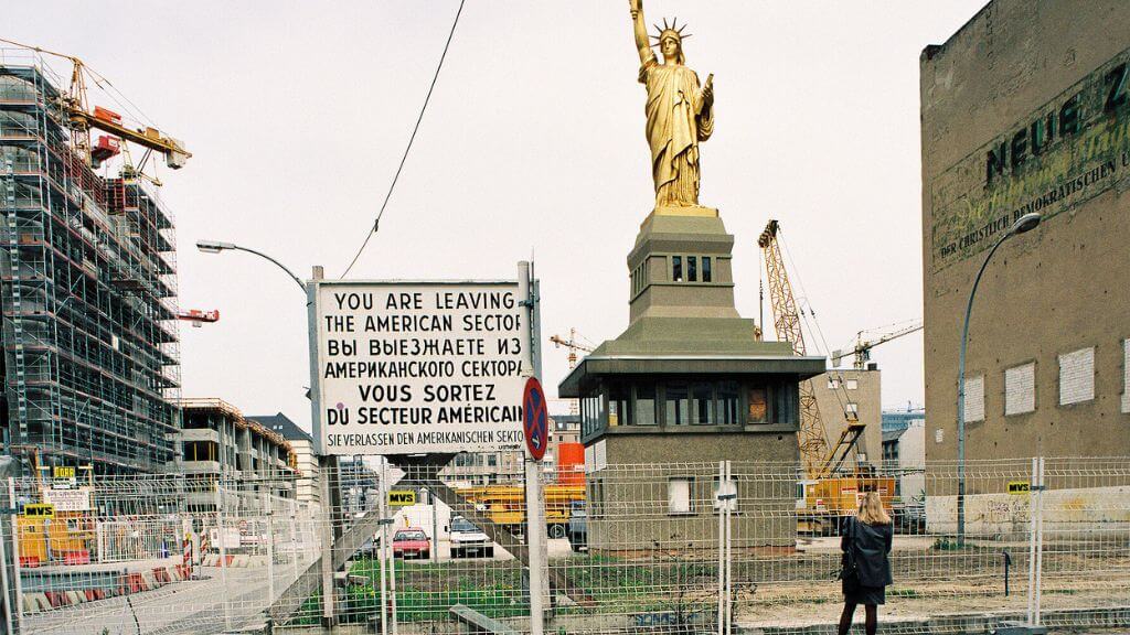 Checkpoint Charlie  Trạm kiểm soát nổi tiếng thời Chiến tranh Lạnh