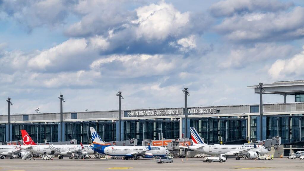 Đoàn hạ cánh tại sân bay quốc tế Berlin Brandenburg (BER)