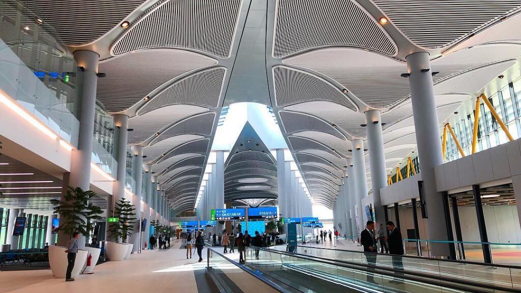 Đoàn hạ cánh tại sân bay quốc tế Istanbul để nối chuyến sang Đức