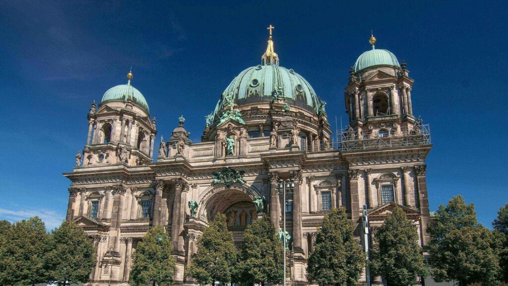 Nhà thờ Berlin với mái vòm xanh đặc trưng