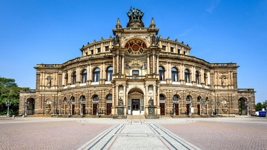 Nhà hát Semperoper một trong những nhà hát opera đẹp nhất châu Âu