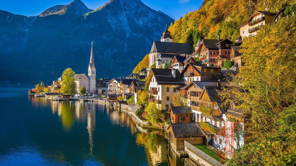 Làng cổ Hallstatt nép mình bên mặt hồ Hallstätter See trong xanh