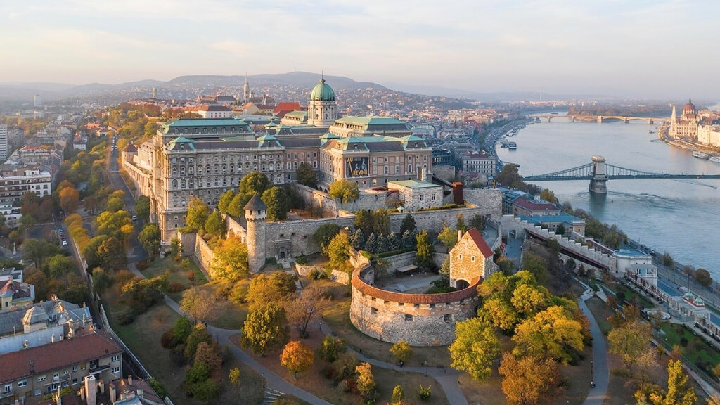 Toàn cảnh Lâu đài Buda bên bờ sông Danube