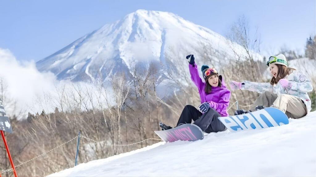 Khoảnh khắc vui nhộn, hồi hộp trên dốc tuyết tại Fujiten Snow Resort