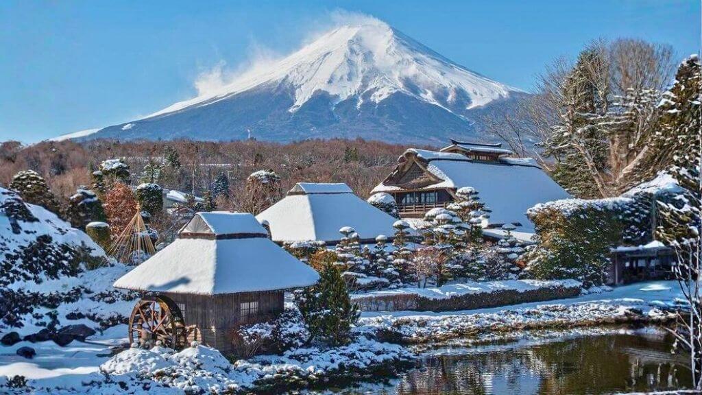 Tản bộ giữa những con đường phủ tuyết và mái nhà tranh Shirakawago