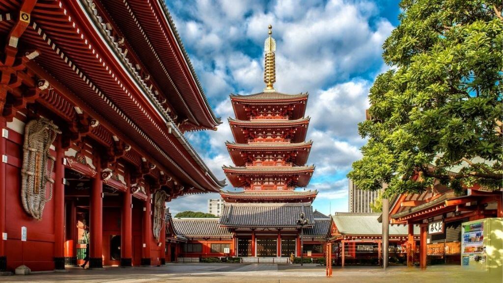 Khung cảnh yên bình và thiêng liêng tại chùa Sensoji