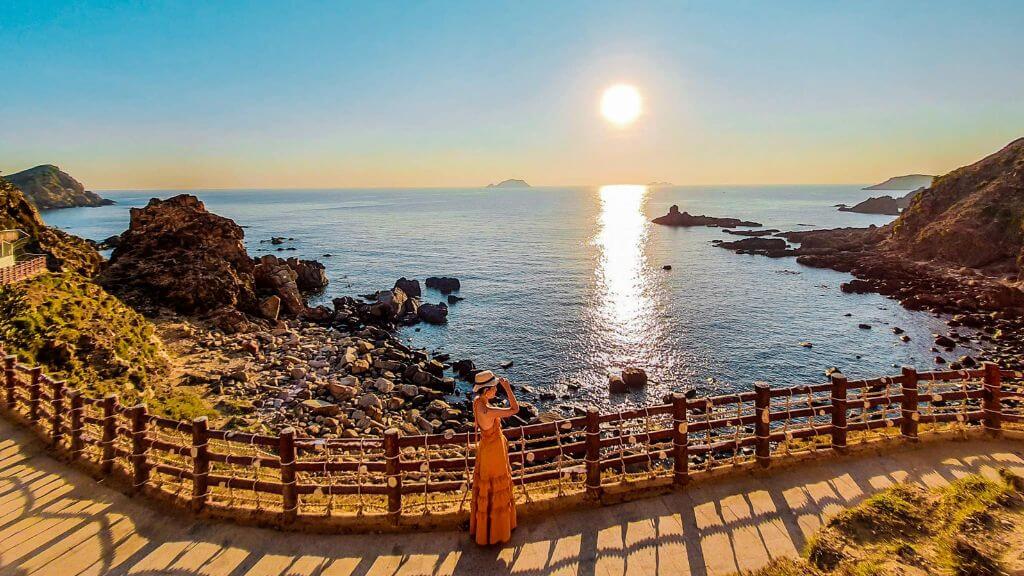 Du khách check in tại Eo Gió