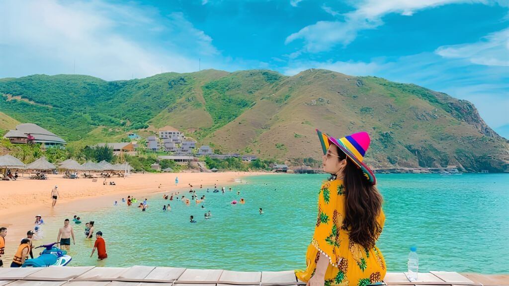 Du khách checkin tại bãi tắm Kỳ Co