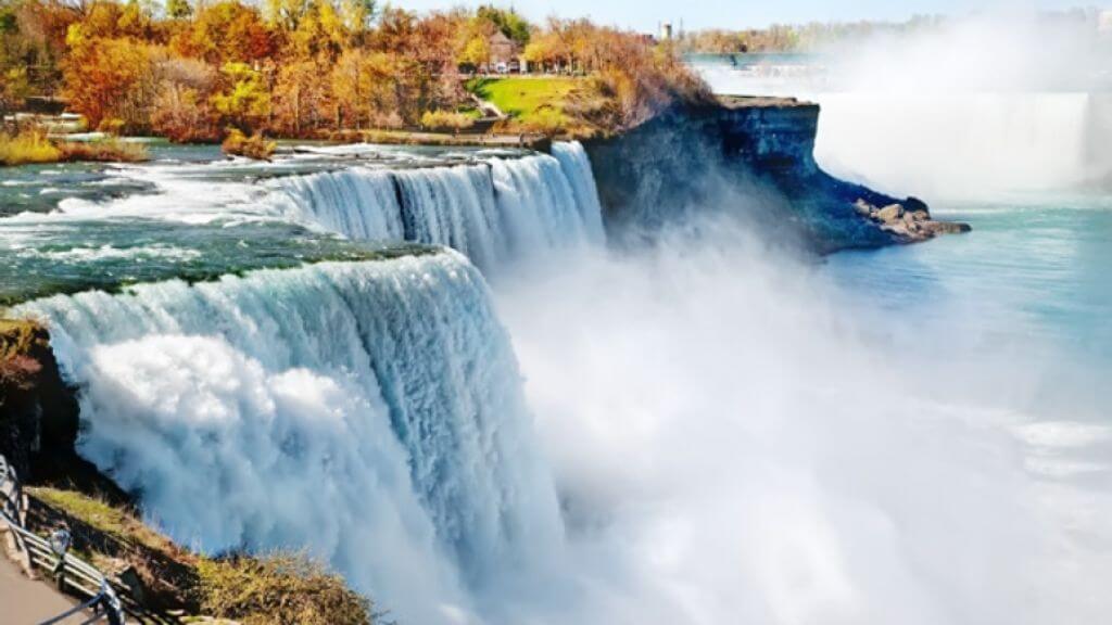 Thác Móng Ngựa (Horseshoe Falls) – phần thác lớn nhất của Niagara Falls