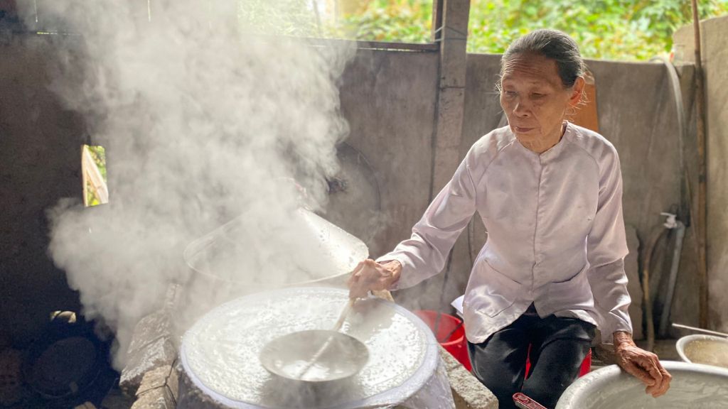 Làm bánh tráng tại lò