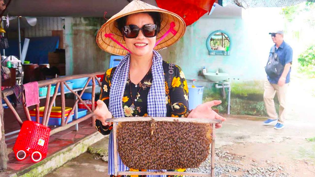 Nghề truyền thống nuôi ong lấy mật