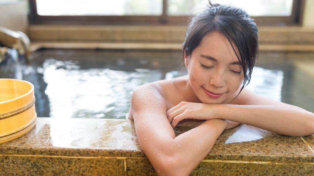 Đoàn tắm Onsen thư giãn cơ thể