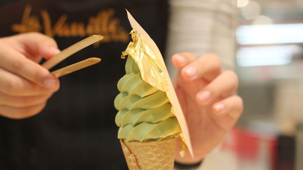 Đoàn thưởng thức kem matcha phủ vàng nổi tiếng