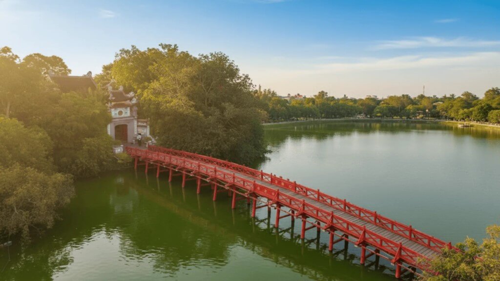 Cầu Thê Húc dẫn vào đền Ngọc Sơn như dải lụa đỏ son giữa lòng Hồ Hoàn Kiếm