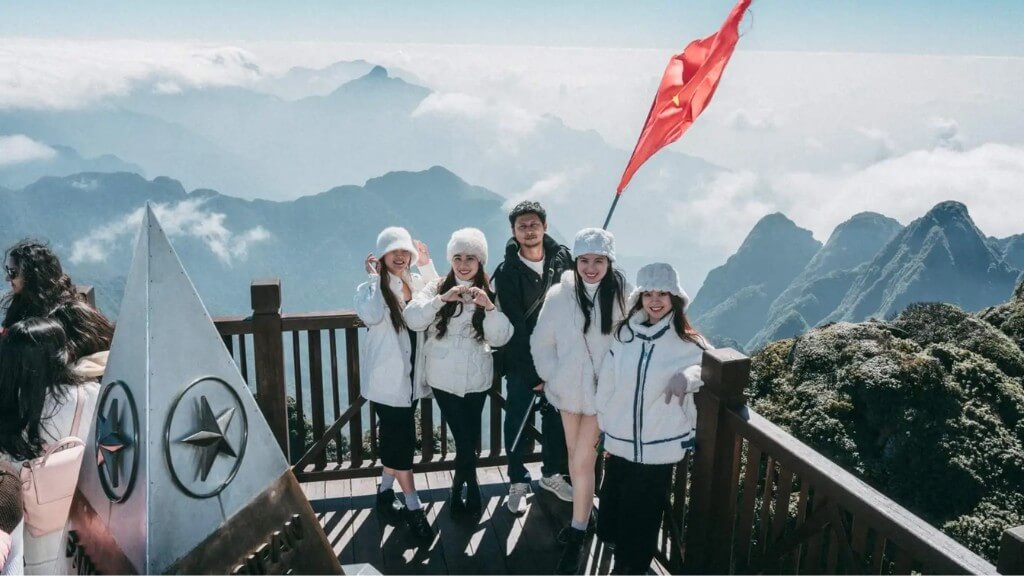 Du khách check in trên đỉnh Fansipan
