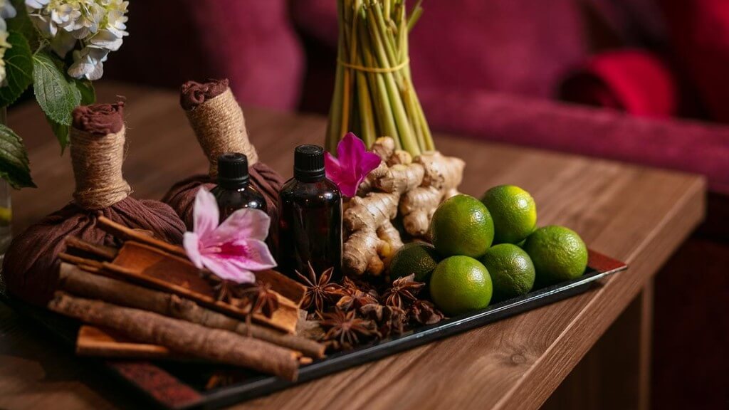Du khách được tặng trải nghiệm ngâm chân thảo dược người Dao đỏ để thư giãn cơ thể