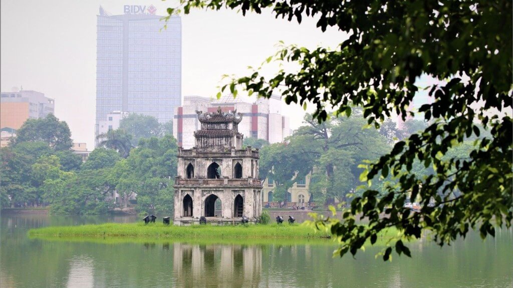 Tháp Rùa cổ kính rêu phong giữa lòng Hồ Gươm