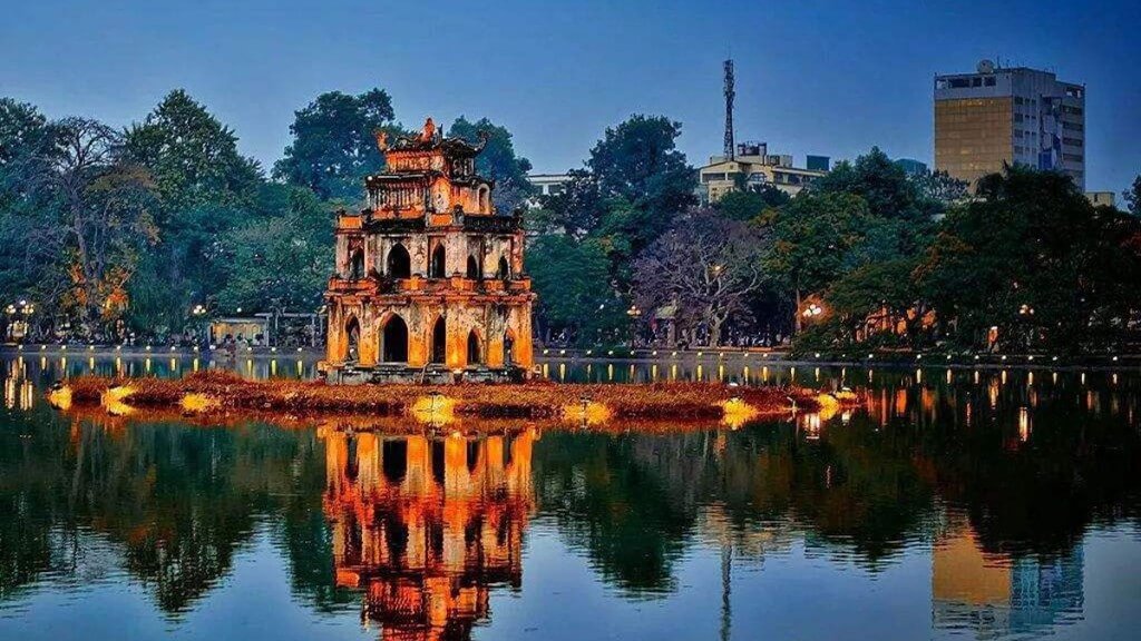 Tháp Rùa Hồ Gươm lung linh khi lên đèn