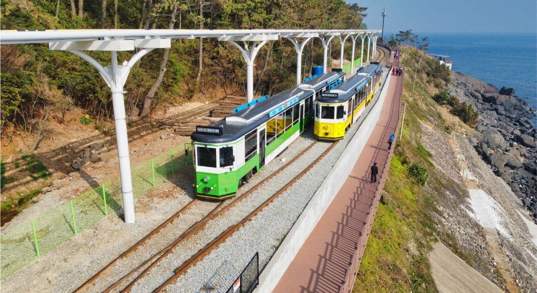 Đoàn trải nghiệm tàu điện ven biển Haeundae