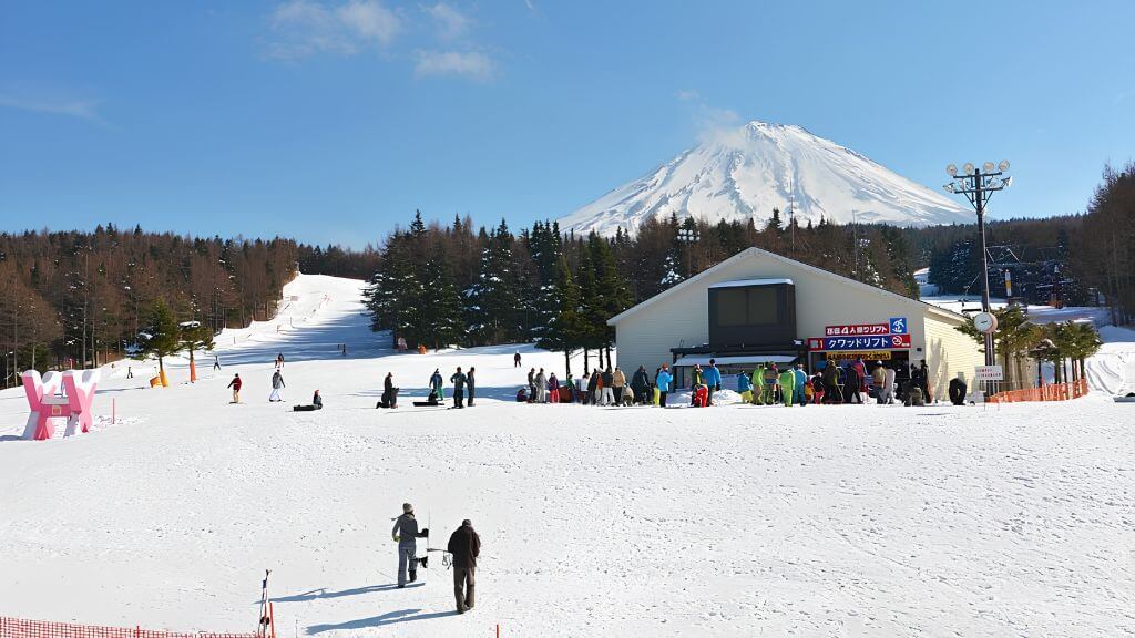 Du khách trải nghiệm hoạt động trượt tuyết ở Fujiten Snow Resort