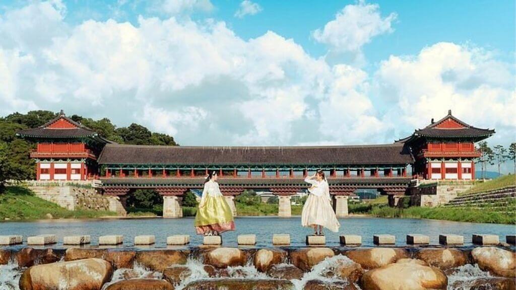 Trải nghiệm tản bộ thư giãn bên Cầu Woljeonggyo