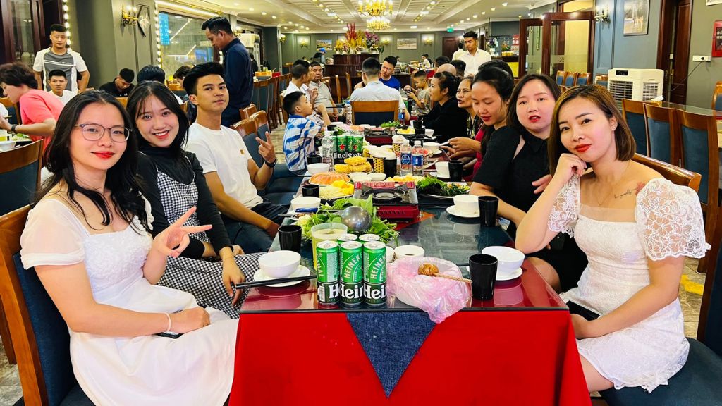 Đoàn du lịch Hà Giang thưởng thức bữa tối tại nhà hàng
