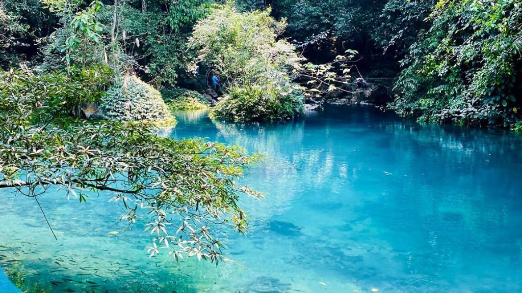 Chụp hình lưu niệm tại suối Lê nin trong xanh