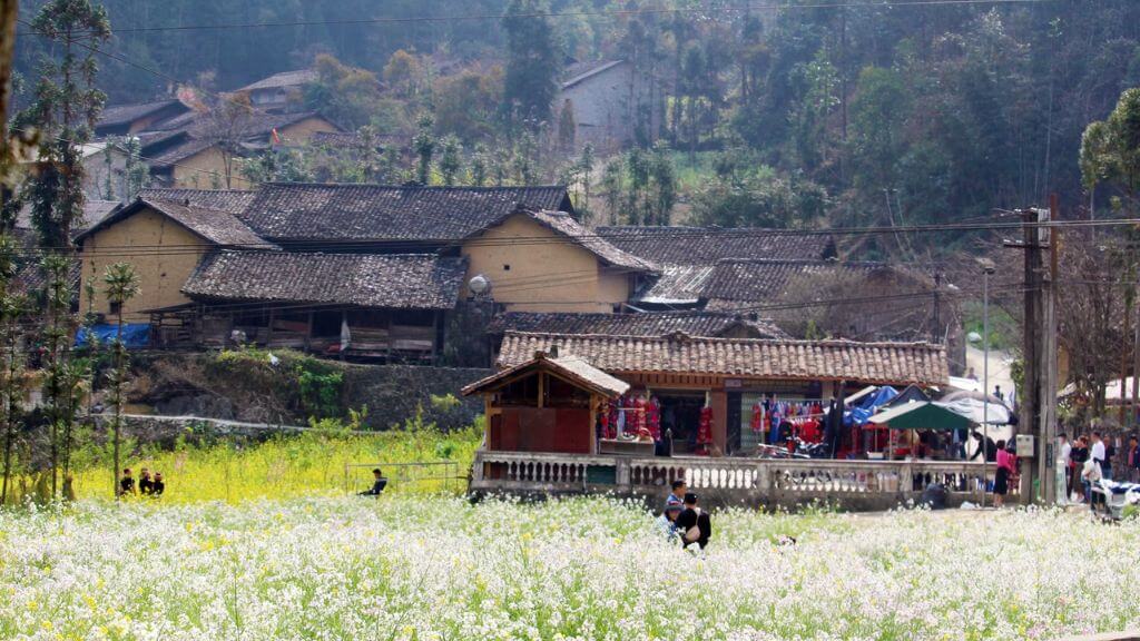 Thăm Bản Sủng Là chiêm ngưỡng những ngôi nhà cổ của người H'mông