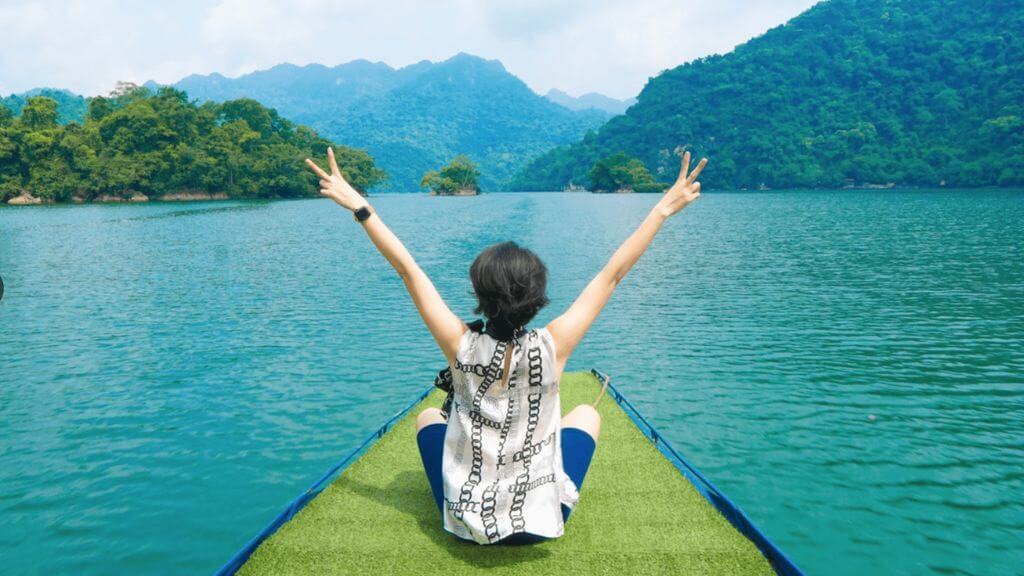 Khám phá hồ Ba Bể cùng dòng nước trong xanh