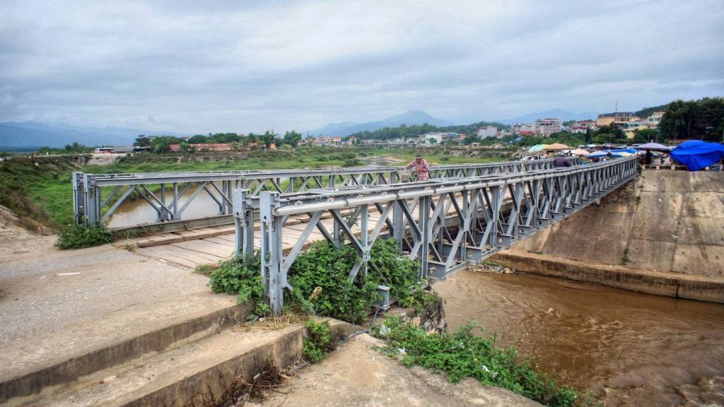 Cầu Mường Thanh bắc qua dòng sông Nậm Rốn