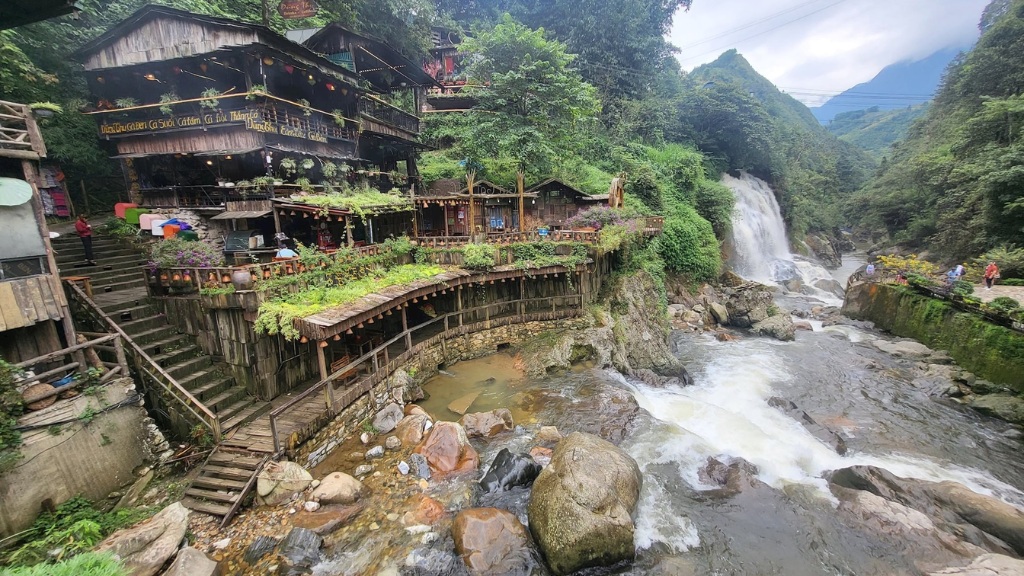 Bản Cát Cát điểm đến không thể bỏ lỡ trong tour Tây Bắc 5N4Đ