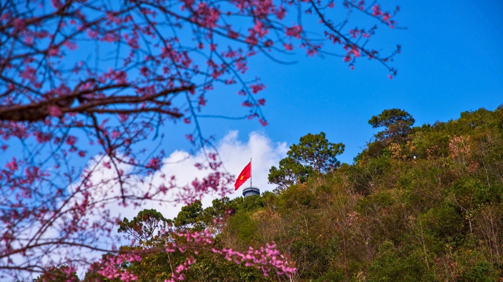 Khung cảnh thiên nhiên bình yên và hữu tình trong tour vòng cung Đông Bắc