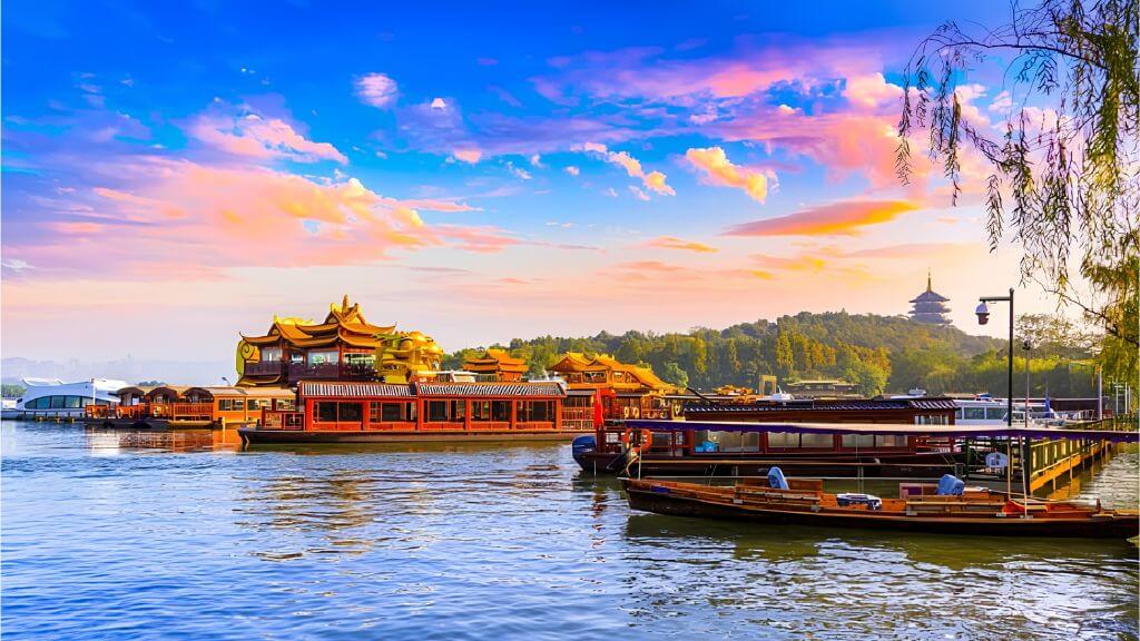 Du thuyền ngắm trọn vẻ đẹp thơ mộng của Tây Hồ