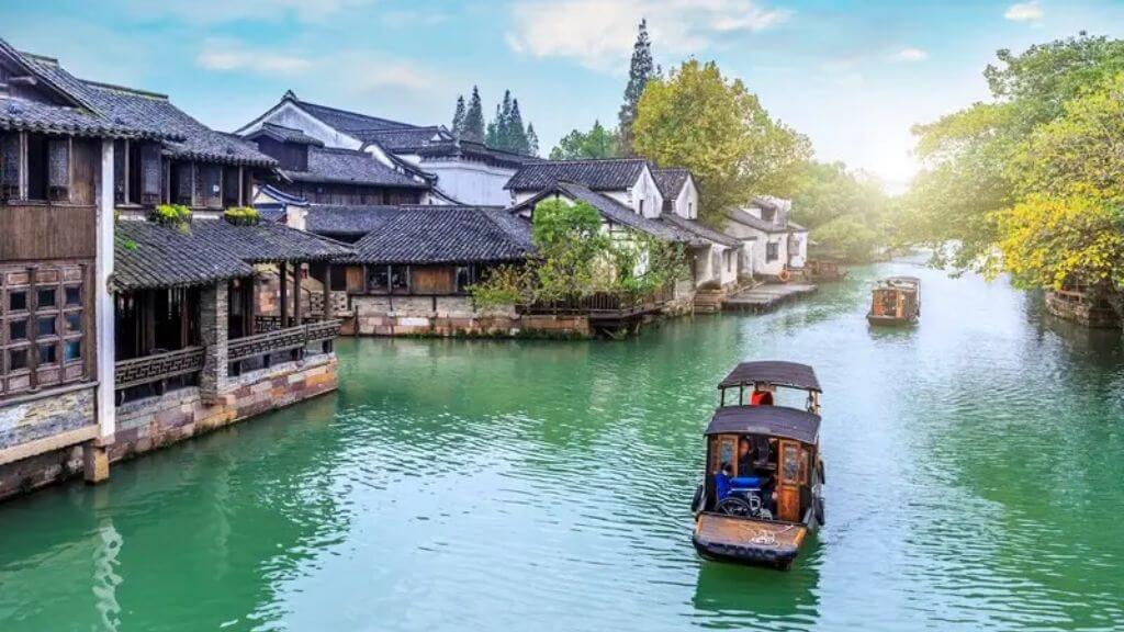 Đoàn tham quan Ô Trấn Tây Sách