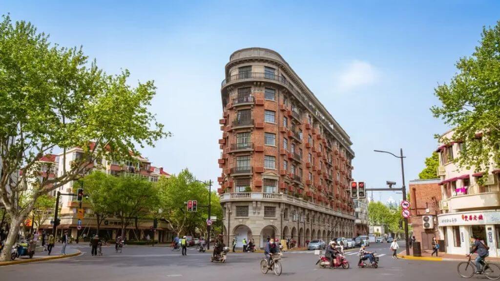 Đoàn tự do ghé thăm khu Tô giới Pháp tham quan và chụp hình